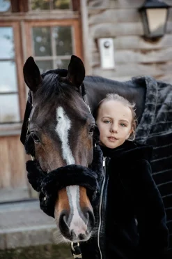 Fårskinnsgrimma Svart